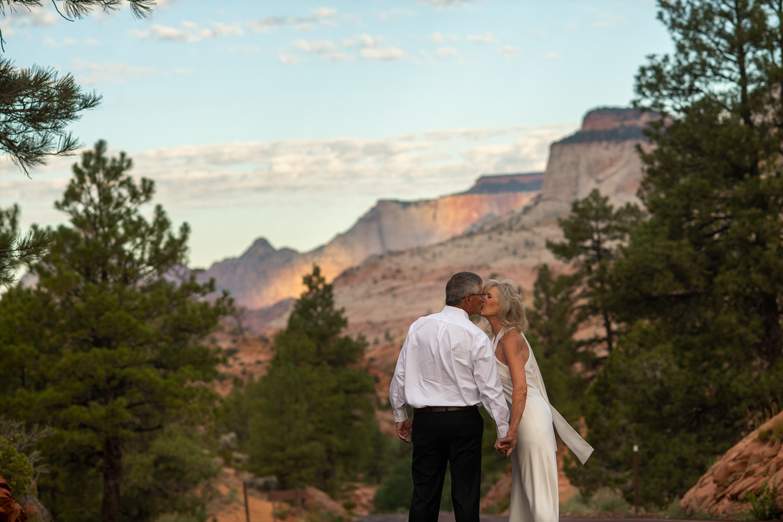 couple kissing before their East Zion wedding